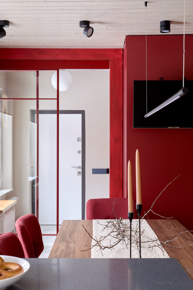 Кухня с верстаком и красная лестница