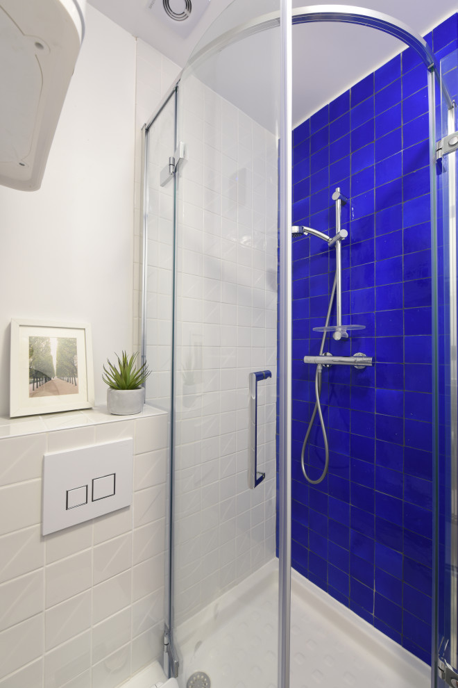Idéer för små funkis badrum, med ett hörnbadkar, en hörndusch, en vägghängd toalettstol, blå kakel, keramikplattor, vita väggar, terrazzogolv, vitt golv och dusch med skjutdörr