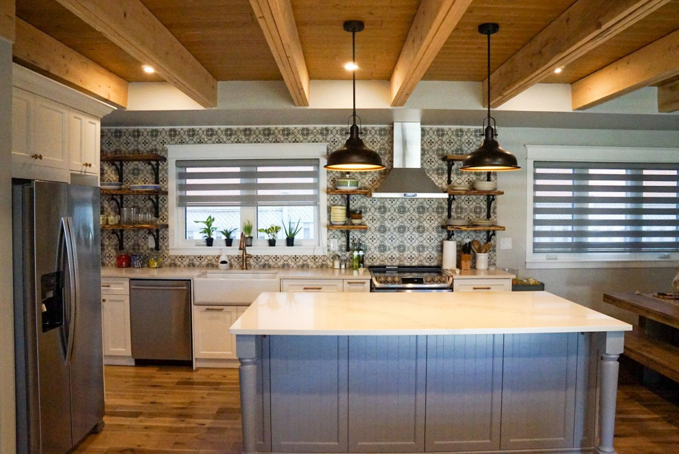 Transitional kitchen photo in Toronto