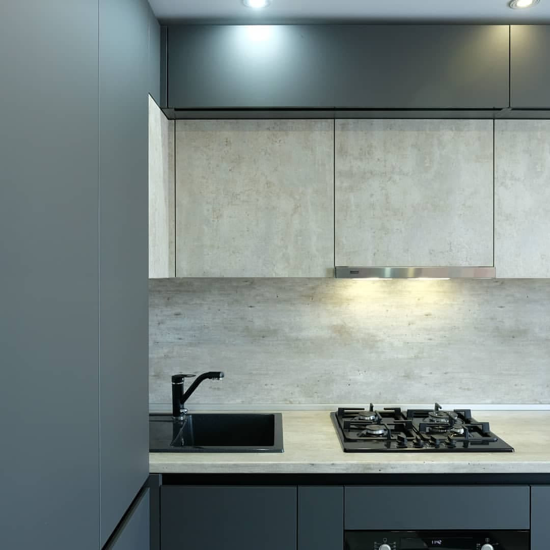 Угловая кухня под потолок с матовыми фасадами зеленого бутылочного цвета