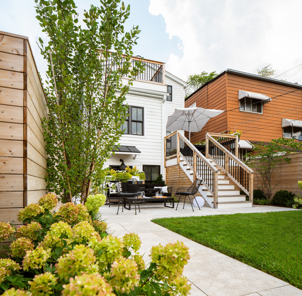 Photo of a transitional landscaping in Chicago.