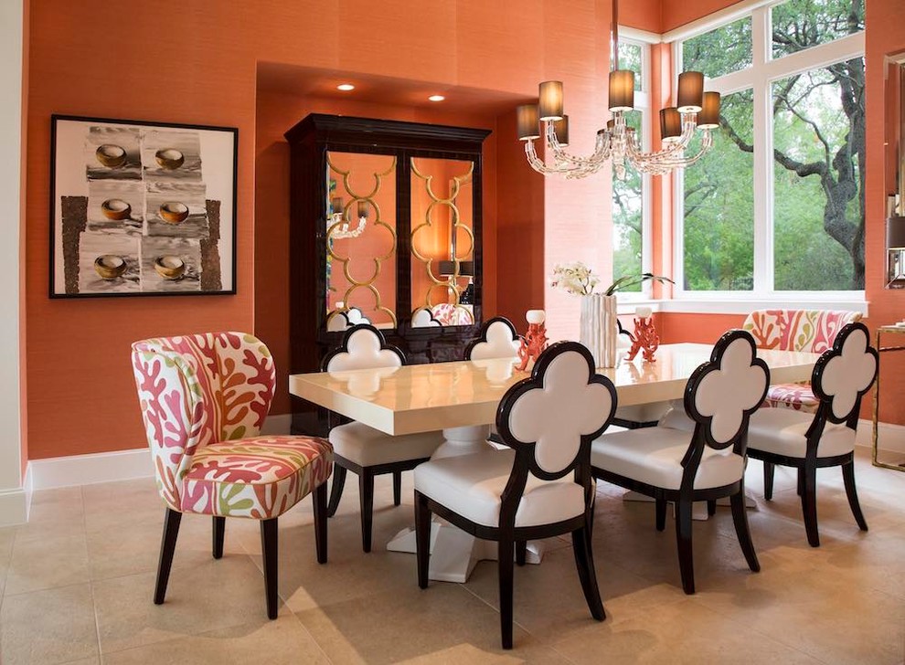 Стильный дизайн: столовая среднего размера в стиле фьюжн с оранжевыми стенами, полом из керамогранита и бежевым полом - последний тренд
