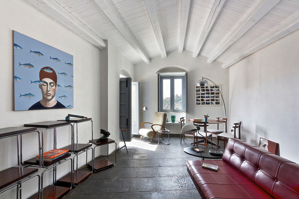 This is an example of an eclectic living room in Catania-Palermo with white walls.