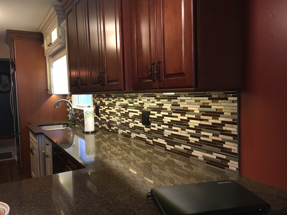 Kitchen - transitional kitchen idea in Chicago