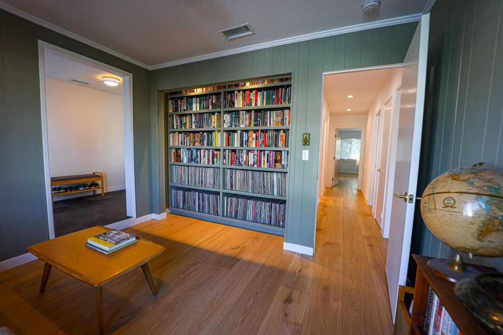 Photo of a modern home office in Los Angeles.