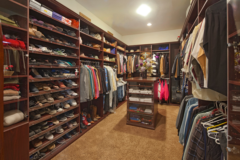 Example of a small arts and crafts closet design in Tampa