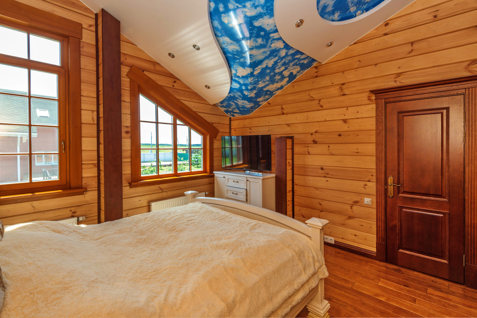 Спальня в доме из клееного бруса по индивидуальному проекту