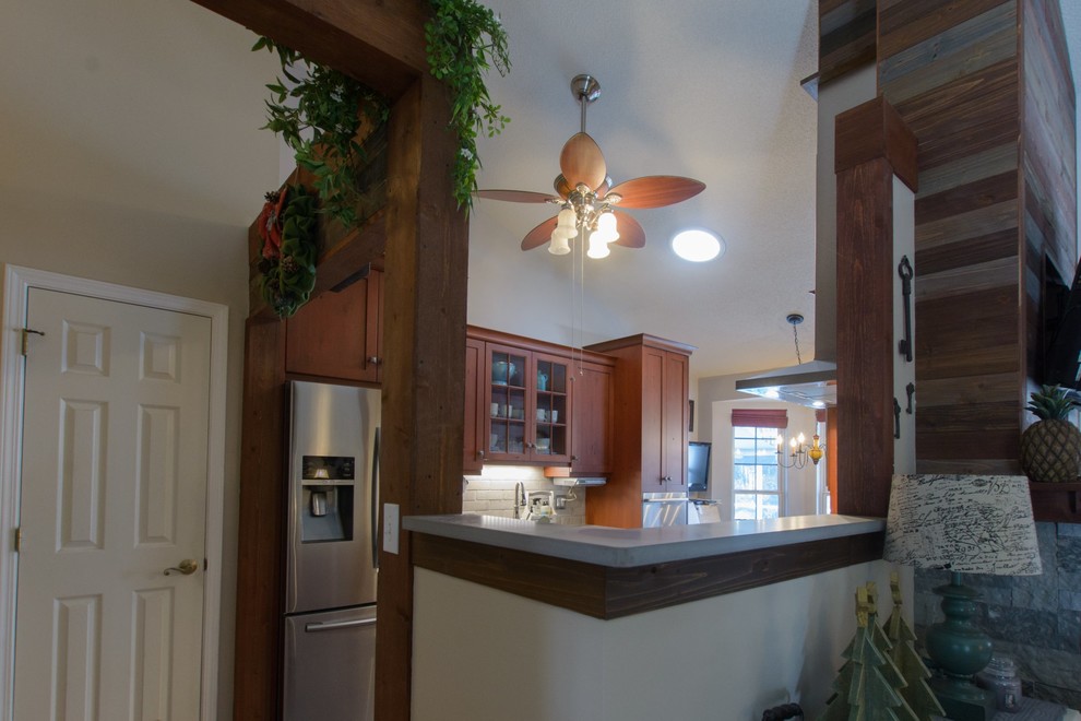 Mountain style home design photo in Charleston