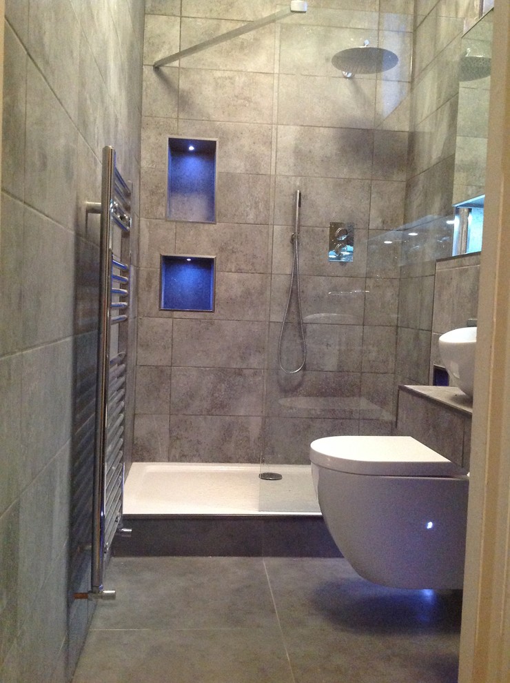 На фото: главная ванная комната среднего размера в современном стиле с стеклянными фасадами, открытым душем, инсталляцией, серой плиткой, керамической плиткой, серыми стенами и полом из керамогранита с