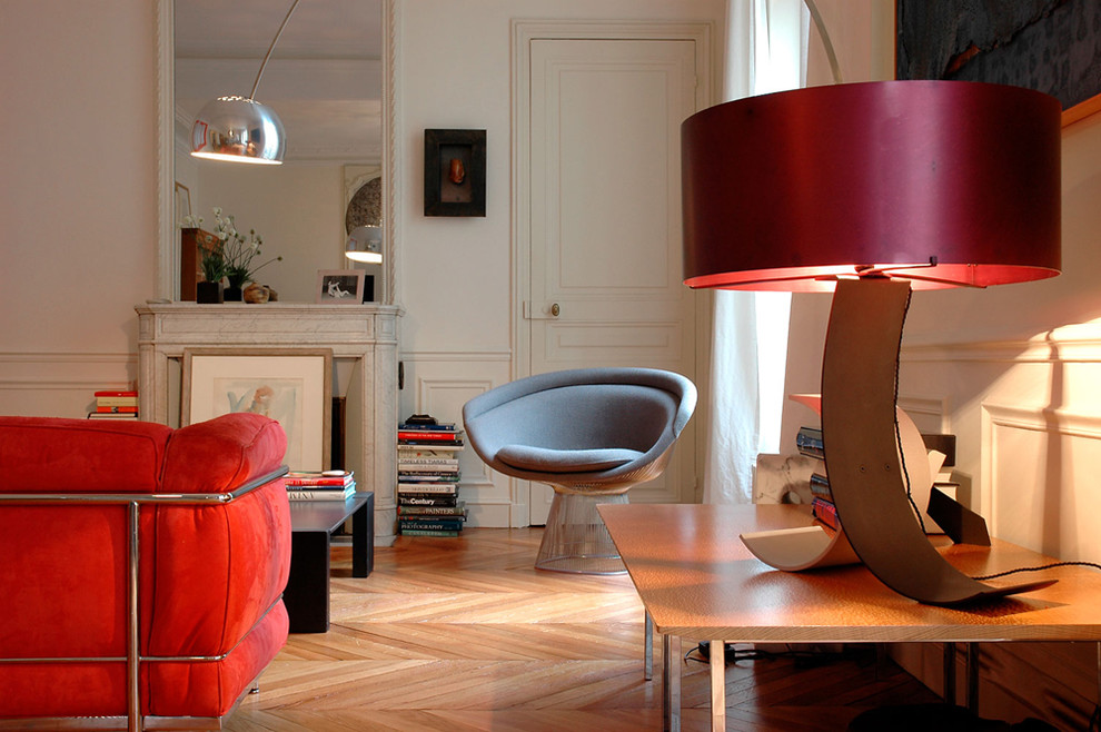 Idée de décoration pour un grand salon design fermé avec un mur blanc, une cheminée standard, un sol en bois brun, un manteau de cheminée en pierre et aucun téléviseur.