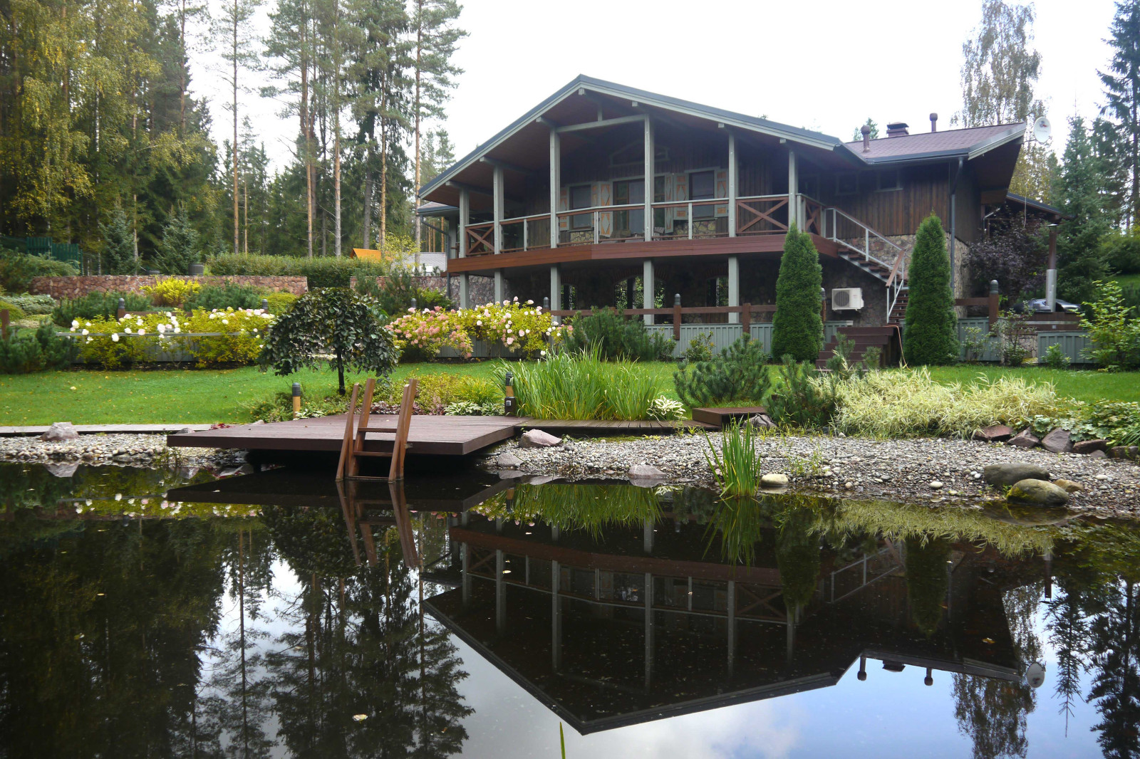 Загородная усадьба в деревне Озерки. Баня с гостевыми комнатами.