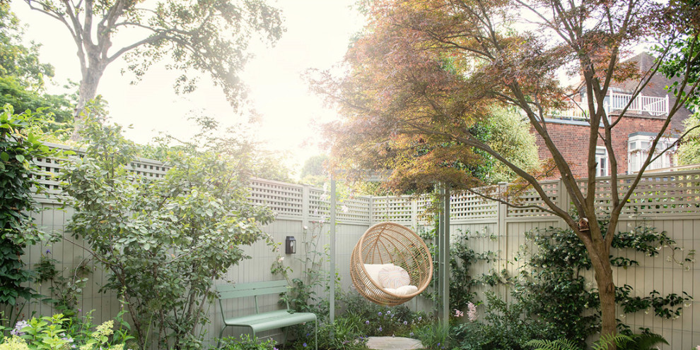 Klassischer Garten im Innenhof mit Holzzaun in London