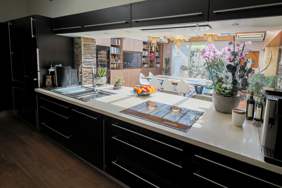 Aménagement d'une grande cuisine ouverte contemporaine avec un sol en carrelage de céramique, un sol marron et poutres apparentes.