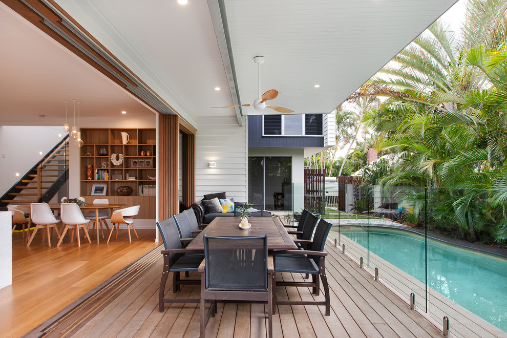 Design ideas for a contemporary deck in Brisbane with a roof extension.