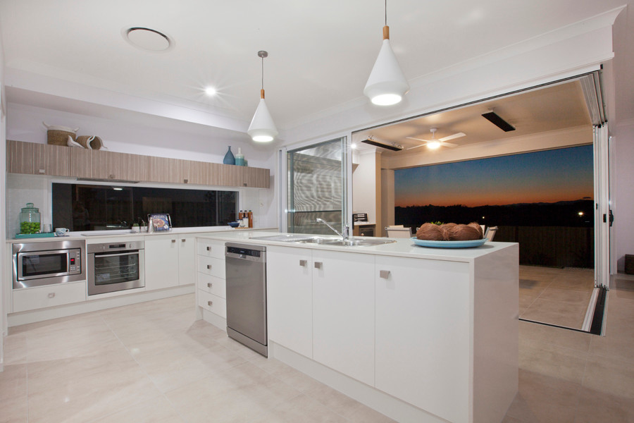 Design ideas for a contemporary kitchen in Gold Coast - Tweed.