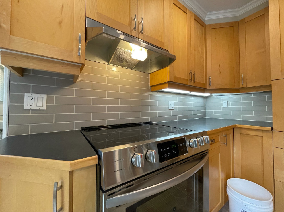 Minimalist kitchen photo in Ottawa
