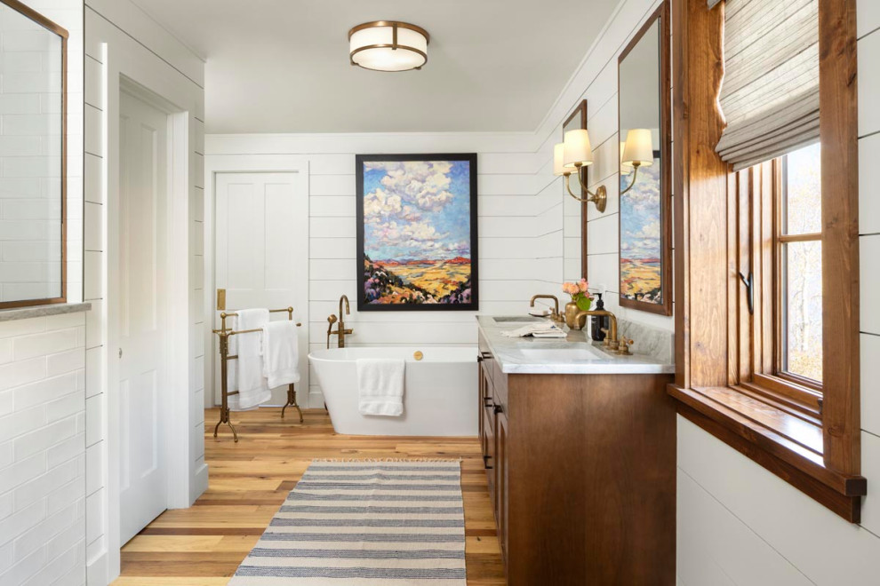 Esempio di una stanza da bagno padronale stile rurale con pareti bianche, due lavabi e pareti in perlinato