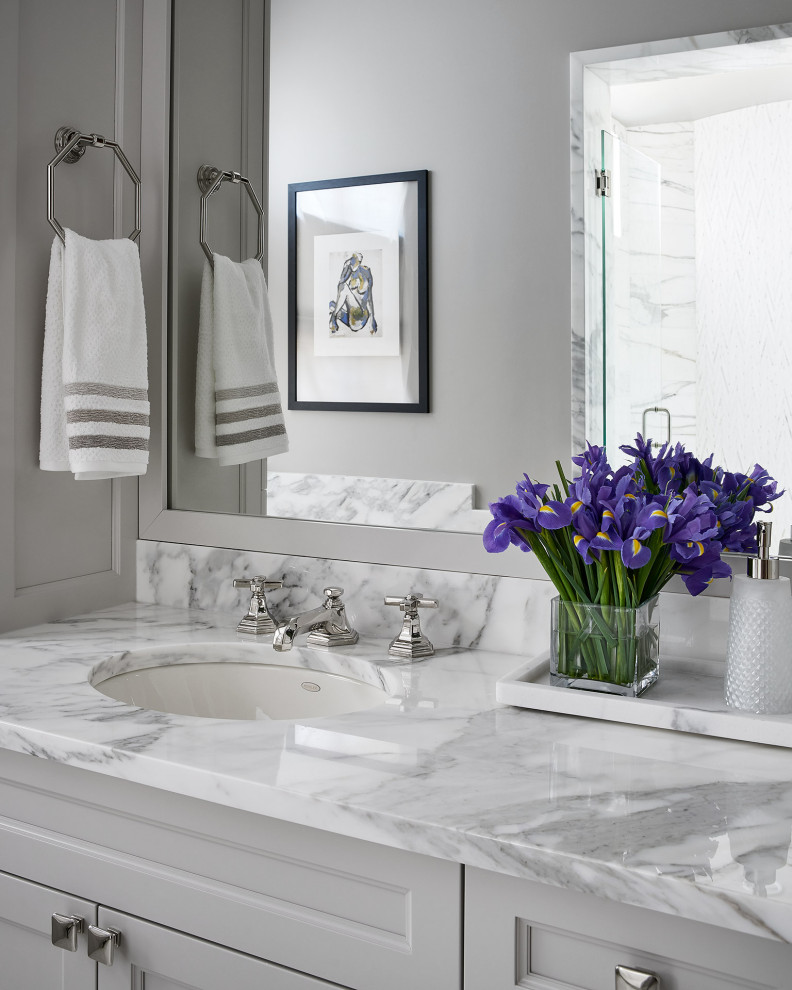 Bild på ett mycket stort vintage vit vitt en-suite badrum, med luckor med profilerade fronter, grå skåp, ett platsbyggt badkar, en dusch i en alkov, vit kakel, marmorkakel, grå väggar, marmorgolv, ett undermonterad handfat, marmorbänkskiva, vitt golv och dusch med gångjärnsdörr