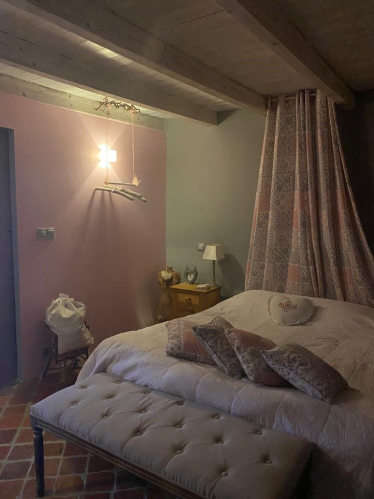 Идея дизайна: хозяйская спальня среднего размера в стиле шебби-шик с розовыми стенами, полом из терракотовой плитки, красным полом и балками на потолке без камина