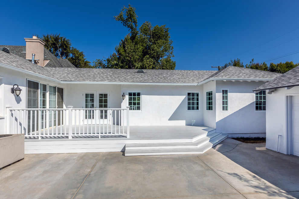 Mid-sized traditional one-storey stucco white house exterior in Los Angeles with a hip roof and a shingle roof.