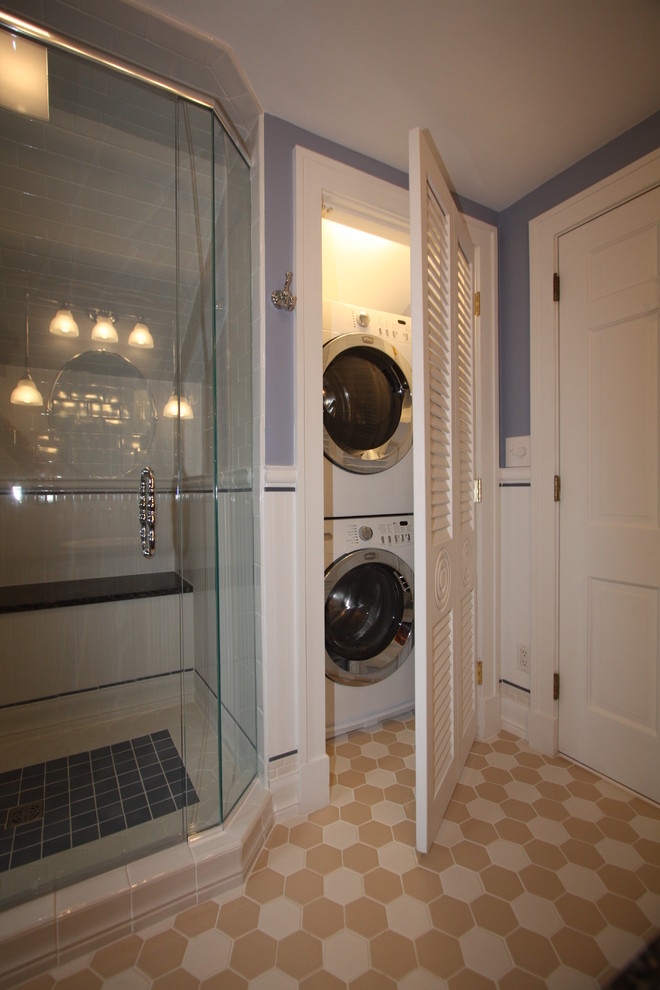 This is an example of a traditional bathroom in Cleveland with a laundry.