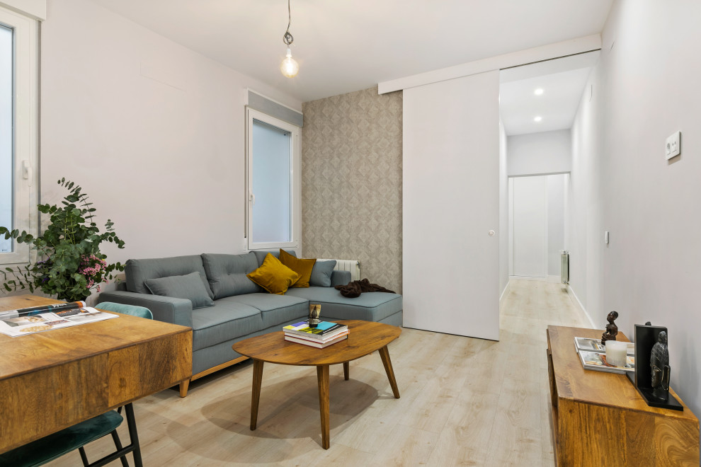 Foto de salón abierto contemporáneo pequeño con paredes blancas y suelo laminado