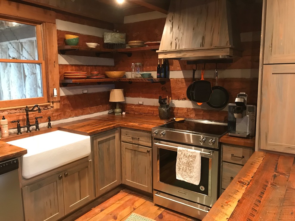 Small country u-shaped eat-in kitchen in Atlanta with a farmhouse sink, shaker cabinets, distressed cabinets, wood benchtops, brown splashback, timber splashback, stainless steel appliances, light hardwood floors, with island, brown floor and brown benchtop.