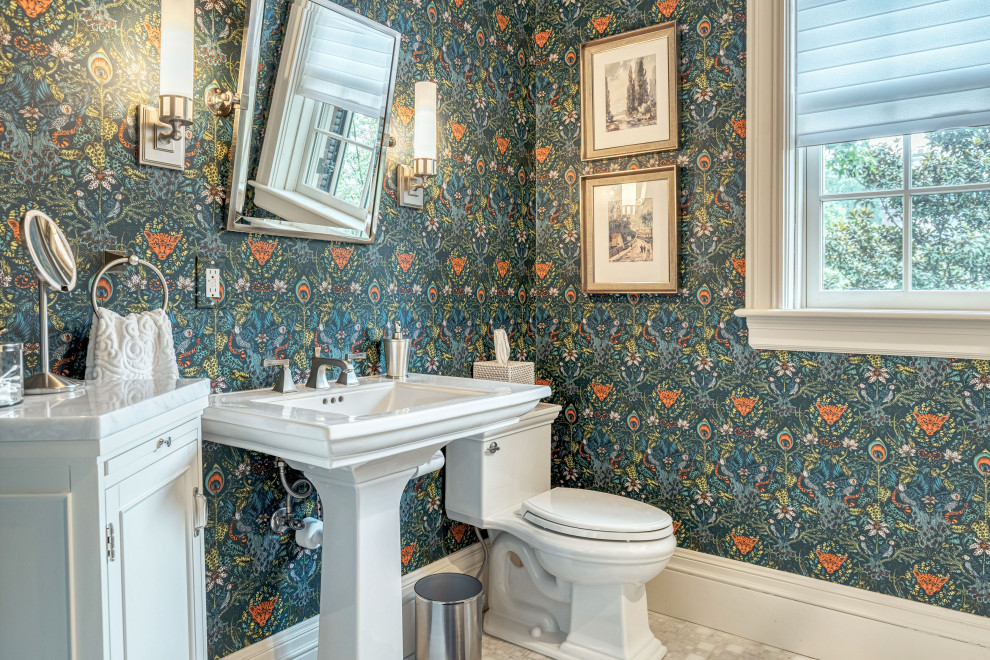 Esempio di una stanza da bagno padronale classica di medie dimensioni con un lavabo e lavabo a colonna