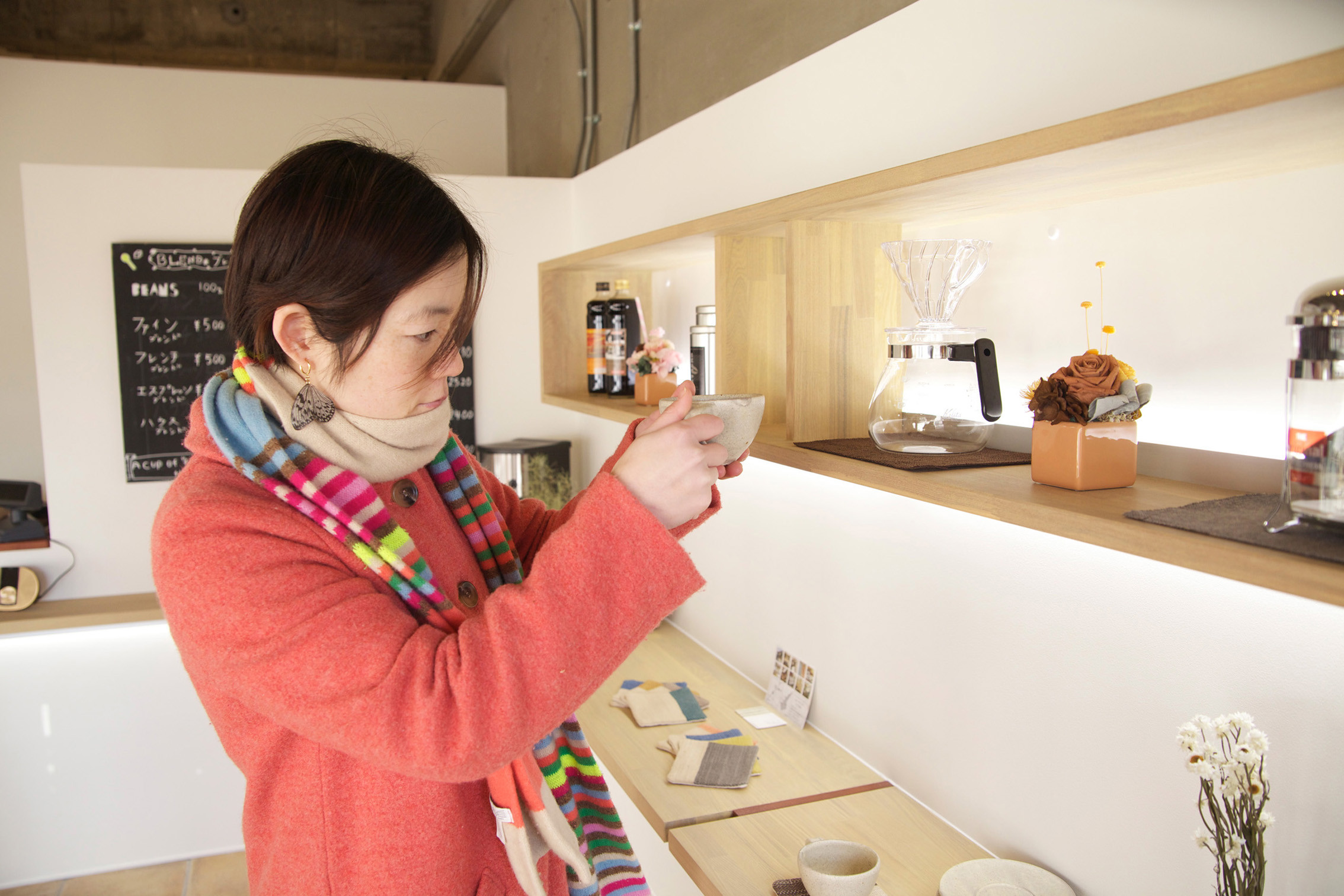 店内（下部のカウンターと上部の棚にディスプレイ）
