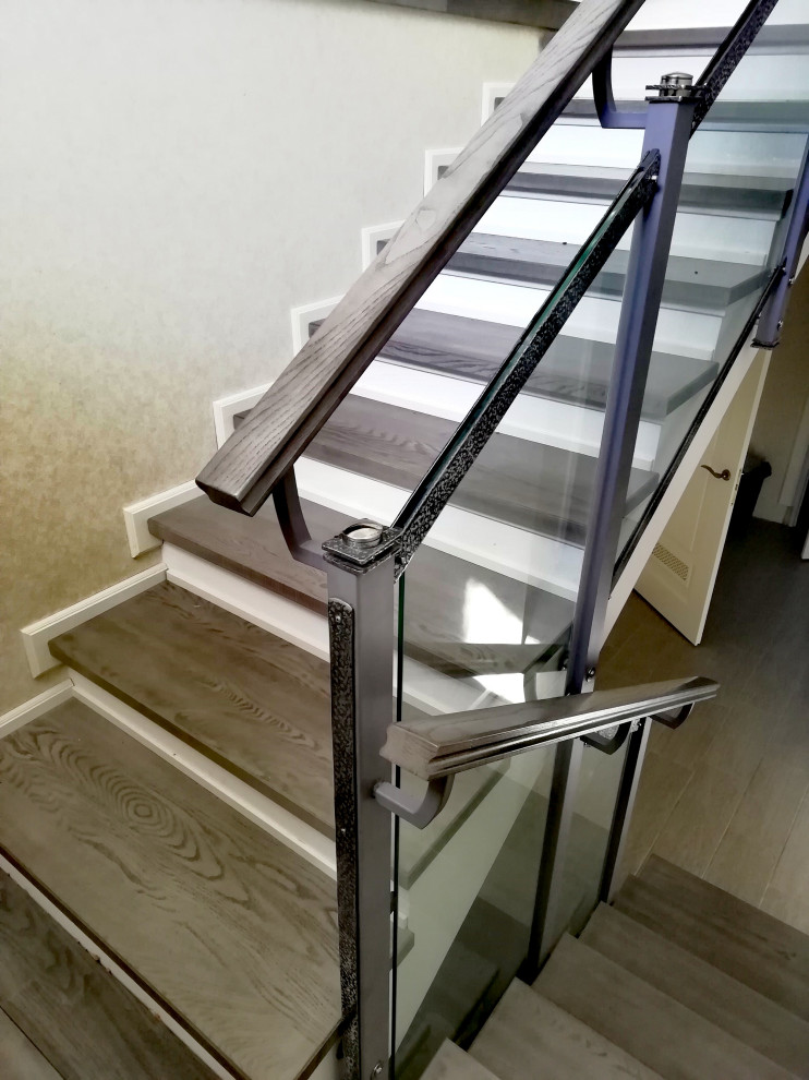 Лестничное заграждение из стекла и нержавеющей стали.