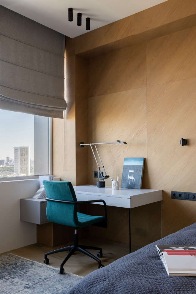 Рабочий стол в спальне