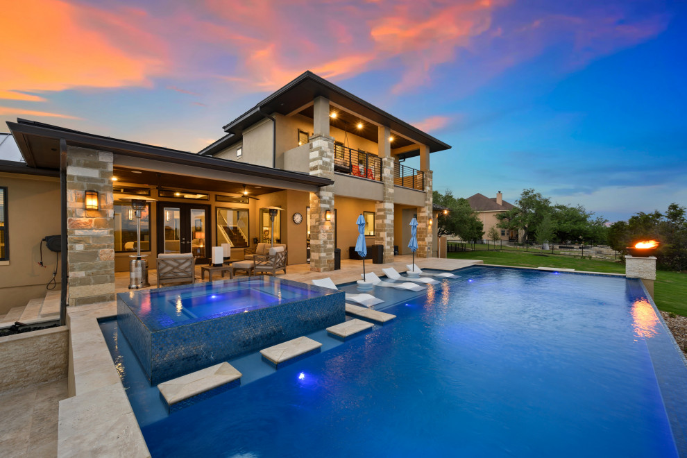 Diseño de casa de la piscina y piscina elevada contemporánea extra grande a medida en patio lateral con suelo de baldosas