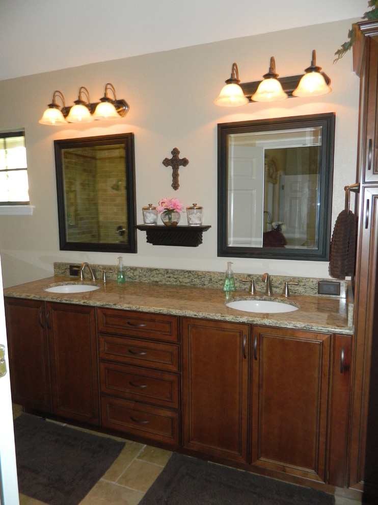 Example of a mountain style home design design in Orlando