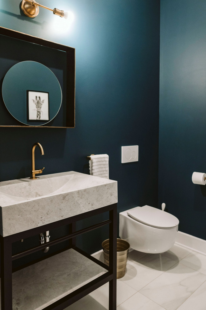 Пример оригинального дизайна: туалет среднего размера в стиле фьюжн с серыми фасадами, инсталляцией, синими стенами, полом из керамической плитки, монолитной раковиной, столешницей из искусственного кварца, белым полом и серой столешницей