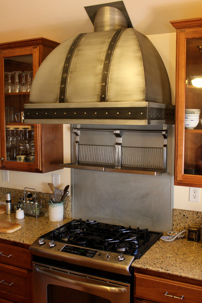 Ispirazione per una cucina stile rurale di medie dimensioni con top in granito, paraspruzzi grigio e elettrodomestici colorati