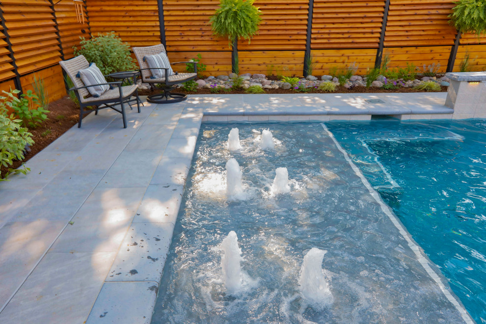 На фото: спортивный, прямоугольный бассейн среднего размера на заднем дворе в классическом стиле с перегородкой для приватности и покрытием из каменной брусчатки с
