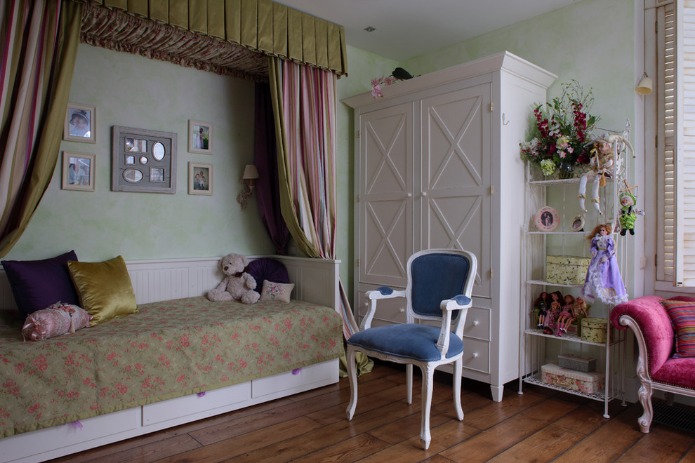 Traditional kids' bedroom in Moscow with green walls and dark hardwood floors for kids 4-10 years old and girls.