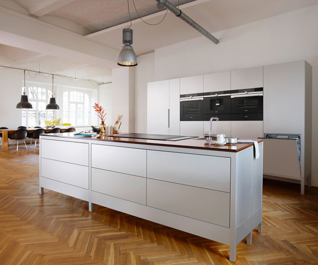 Silver Kitchen with Smart Island Storage - iQ700 contemporary-kitchen