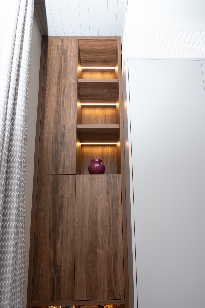 Меблировка спальни: шкаф, стеллаж и стол-подоконник