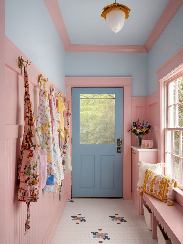 Стильный дизайн: прихожая в стиле фьюжн с синими стенами, одностворчатой входной дверью, синей входной дверью, разноцветным полом и панелями на стенах - последний тренд