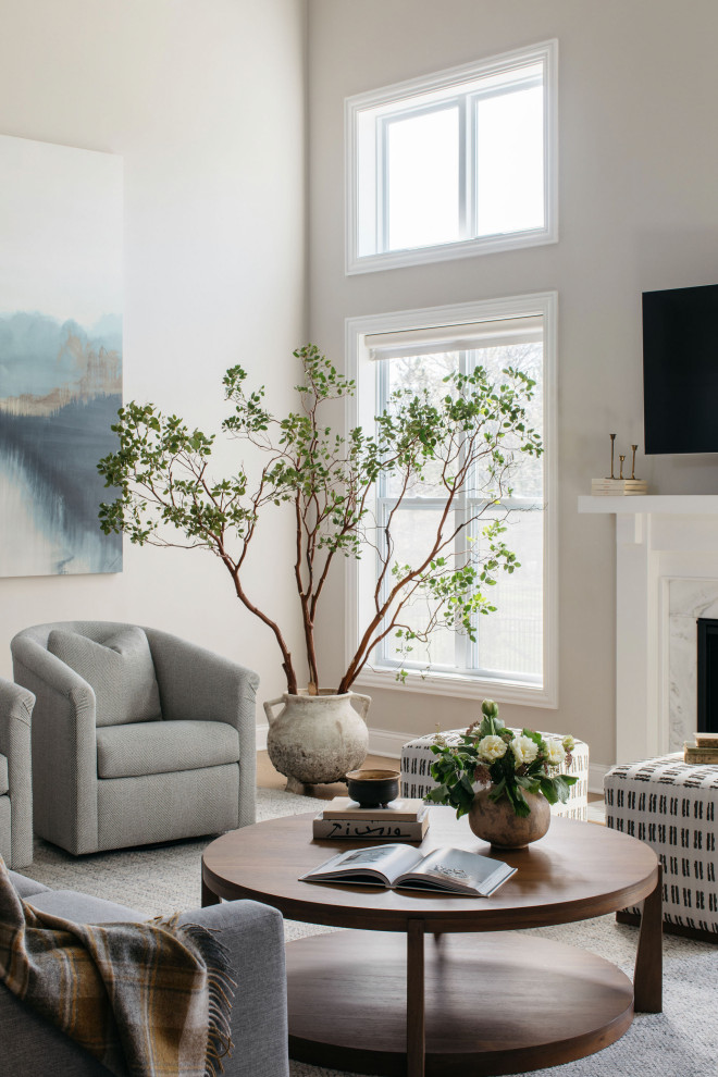 На фото: открытая гостиная комната среднего размера в стиле ретро с белыми стенами, паркетным полом среднего тона, стандартным камином, фасадом камина из дерева, телевизором на стене и коричневым полом с