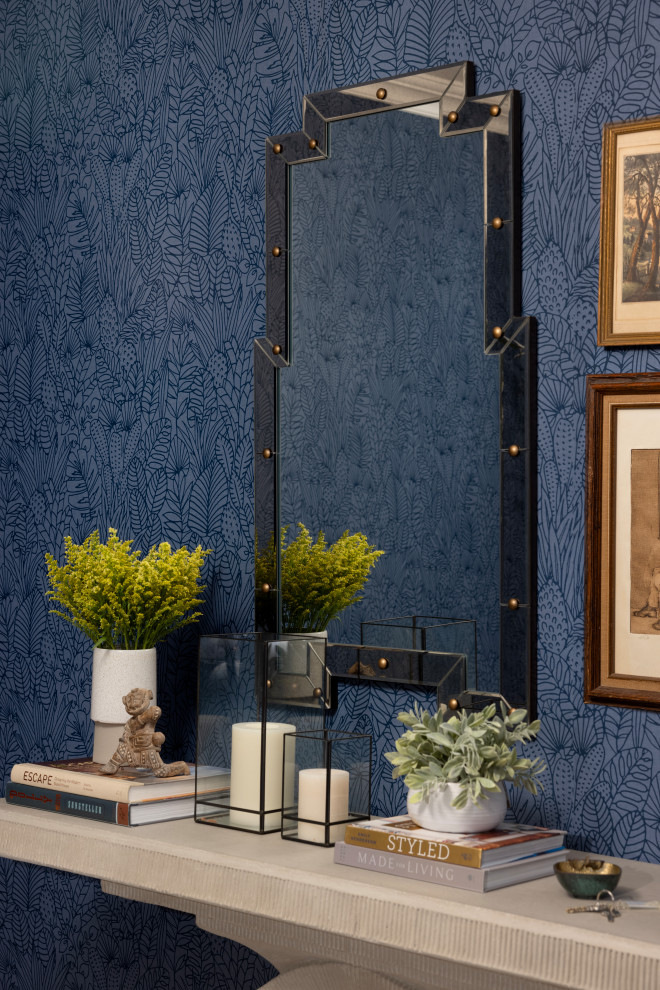ニューアークにある高級な小さなコンテンポラリースタイルのおしゃれな玄関ロビー (青い壁、壁紙) の写真