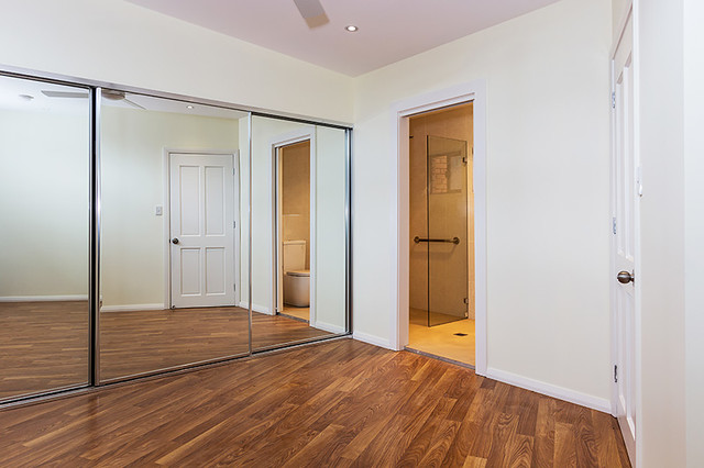 Split Level Granny Flat, Georges Hall contemporaneo-camera-da-letto