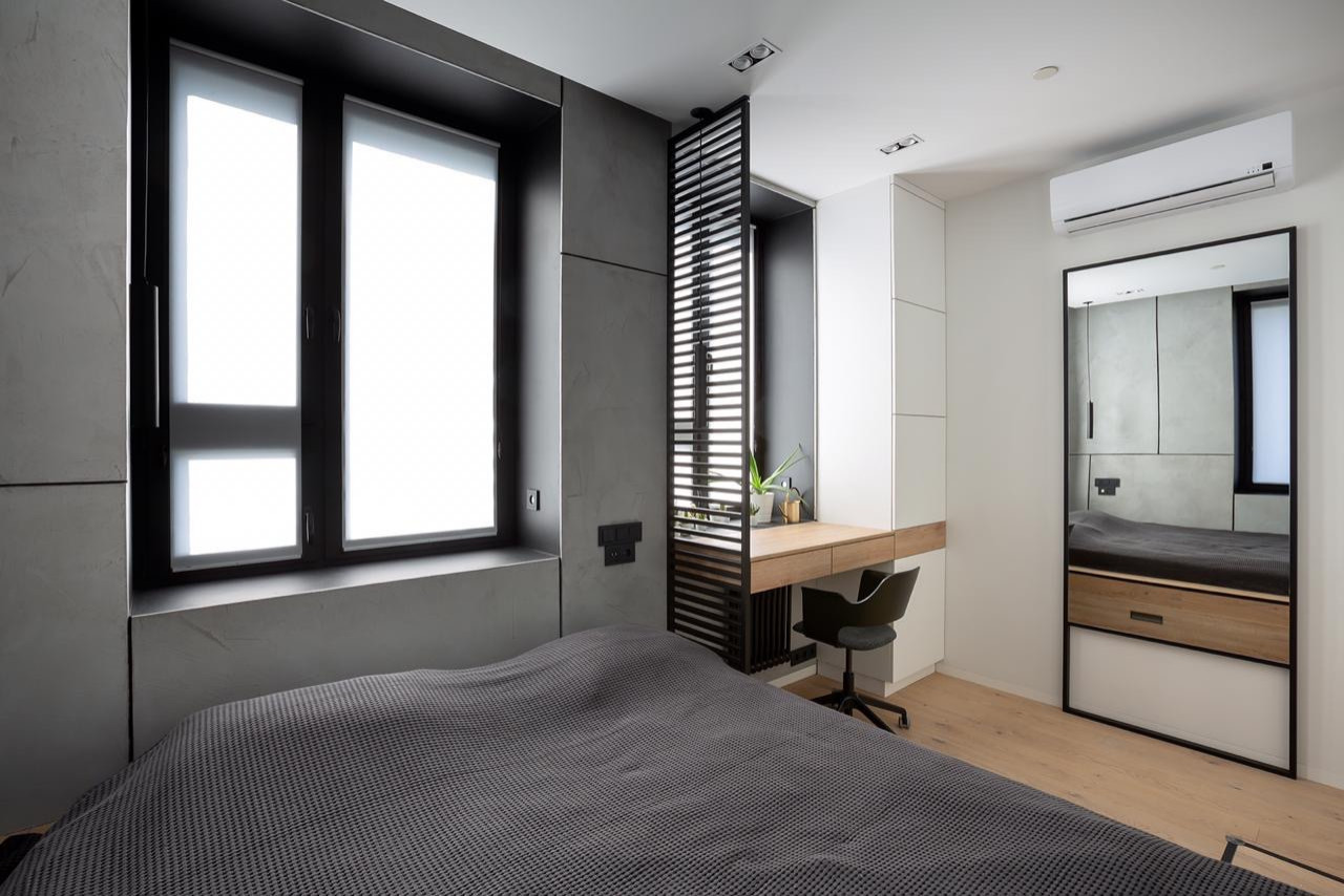 Зеркало и реечная пепегородка