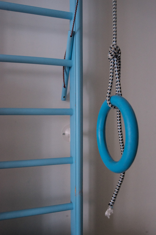 Перепланировка квартиры с радиальной фасадной стеной, авторская мозаика.