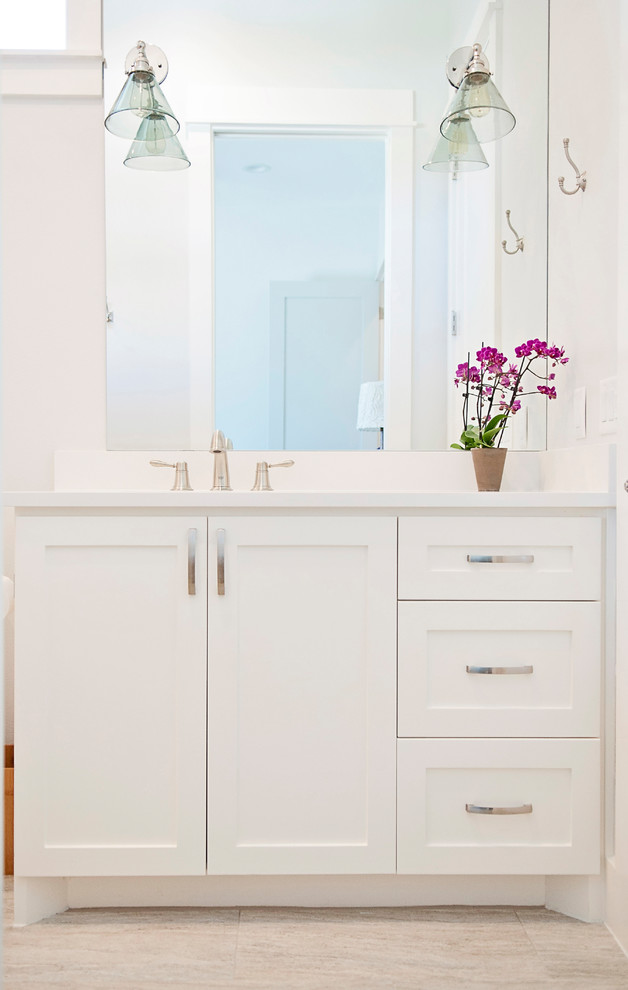 Example of a transitional home design design in Austin