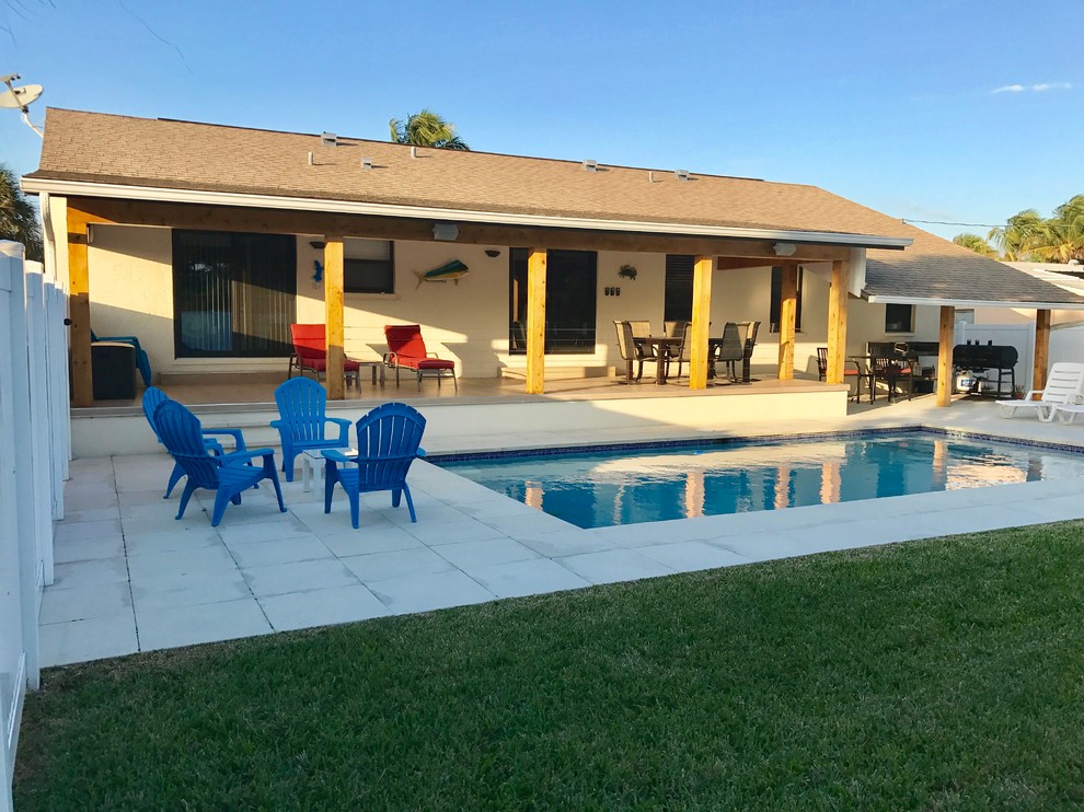 Transitional pool photo in Miami