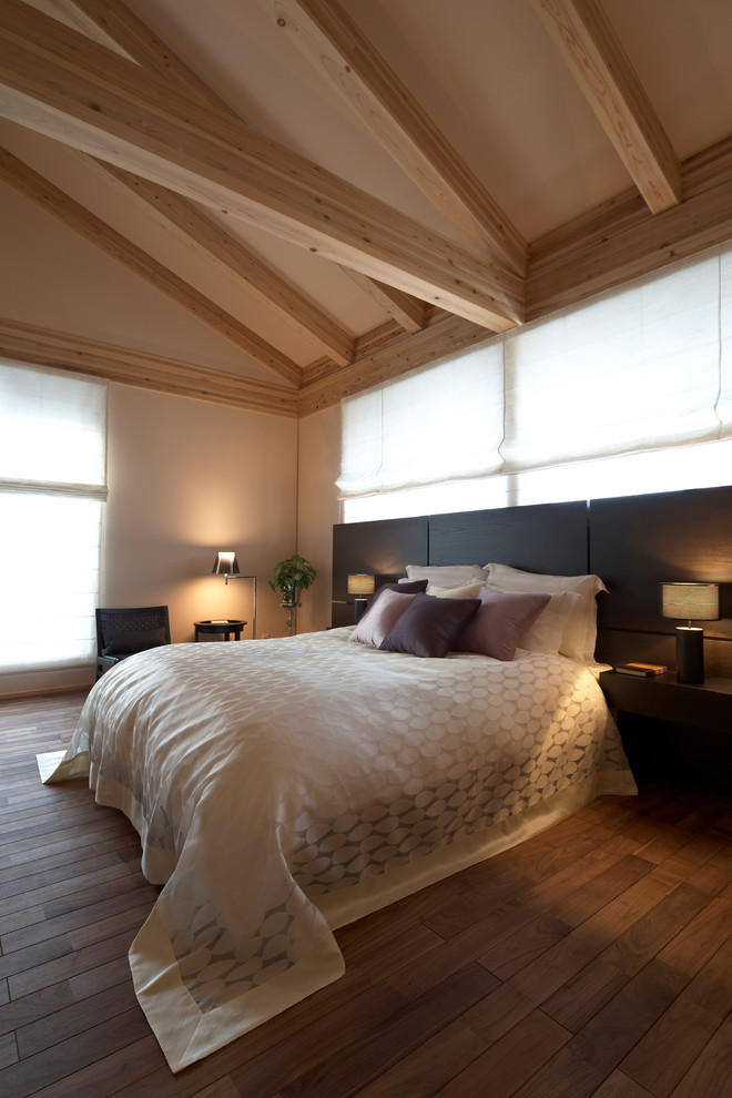 Свежая идея для дизайна: хозяйская спальня в восточном стиле с белыми стенами и паркетным полом среднего тона - отличное фото интерьера