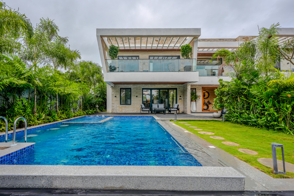 Contemporary swimming pool in Hyderabad.