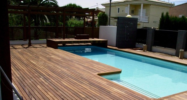 C&eacute;sped artificial, parquets & piscina contemporaneo-piscina